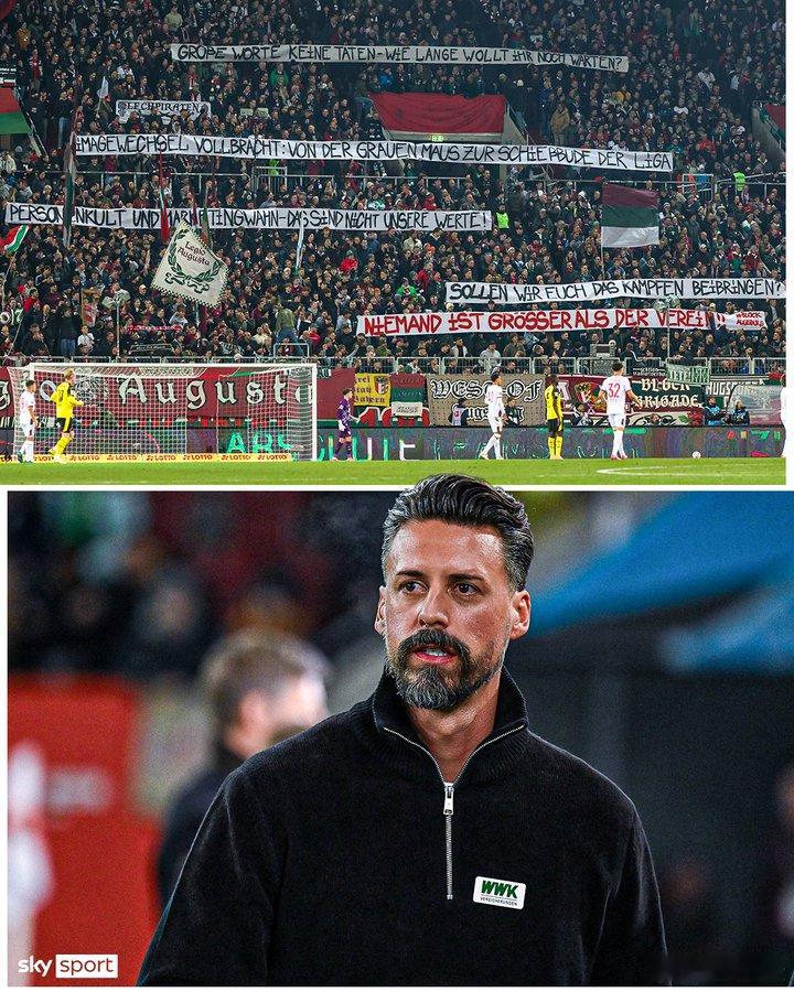 奥格斯堡球迷怒了，拉出多条横幅抗议主教练瓦格纳和俱乐部管理层。“没有人比俱乐部更