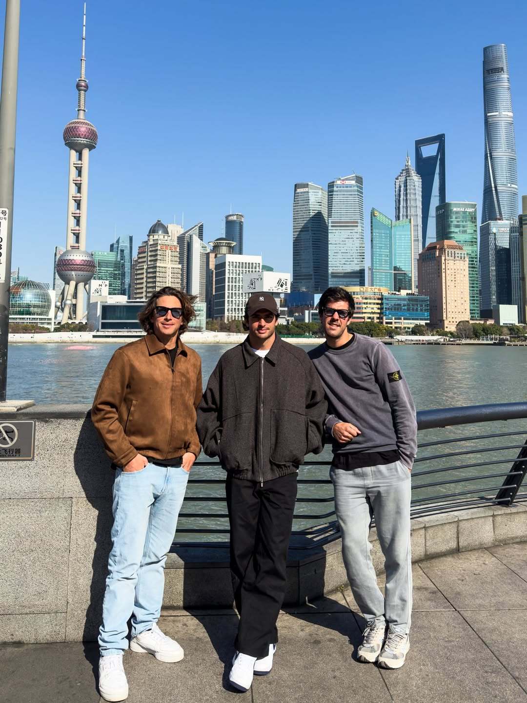 赛季结束后会有多少张🧍🏻🧍🏻🧍🏻打卡照➕teto自拍还是一如既往不管