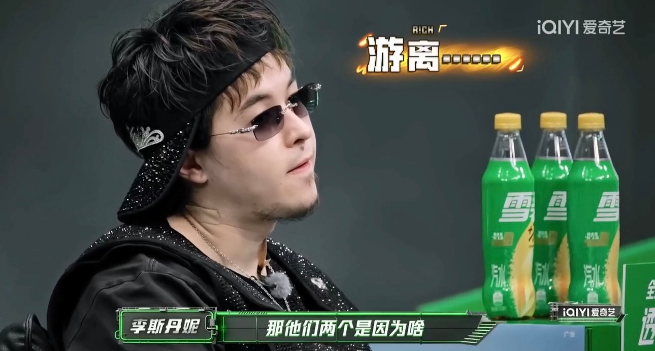 李斯丹妮和vava凑一起讲悄悄话 就这个vava聪明的，还知道拿东西挡着点自己的