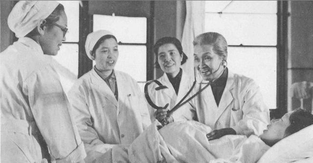 1964年，一名身患重症的孕妇正要进行手术，林巧稚拦下做手术的医生，说：“让她出