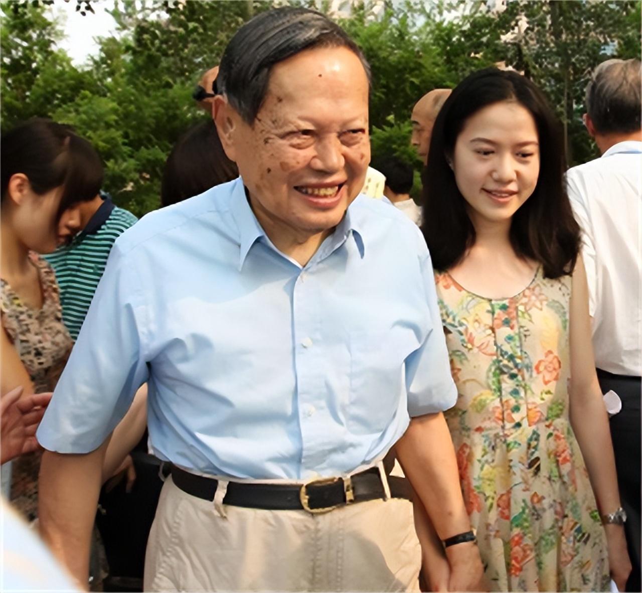 [微风]100岁的杨振宁躺在床上，有气无力的喊了一声翁帆，本在旁边打扫屋子的翁帆