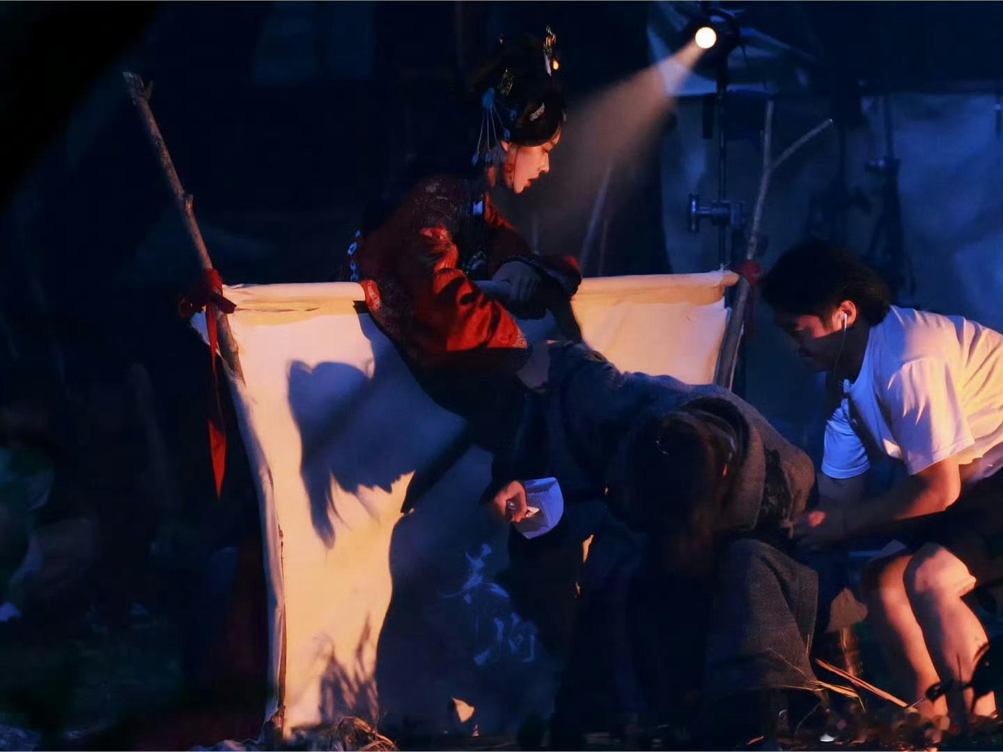 林允拉张凌赫起身张凌赫拍完戏站不起来了 我天，腿伤有点儿严重了吧，站起来都是林允