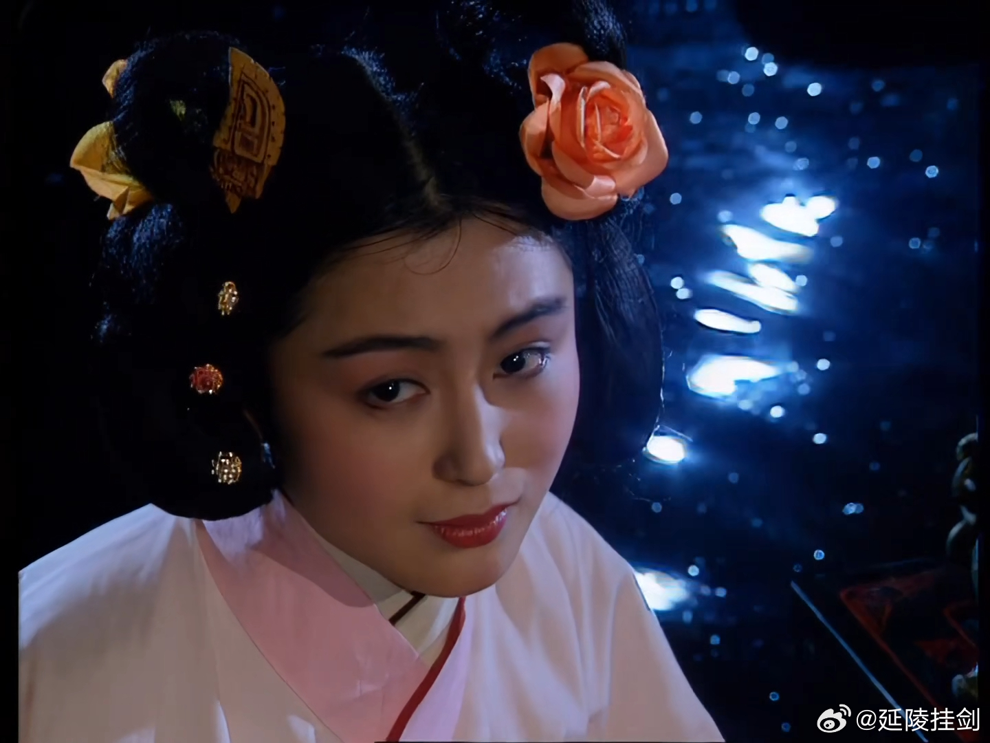 妇好墓出土的夔首骨笄。p2来自“路客看见”。在央三中，这款造型的簪子被广泛运用于