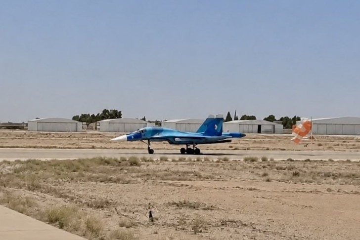 阿尔及利亚空军首批苏-34ME战斗轰炸机降落在拉古瓦特空军基地，该基地目前驻扎的