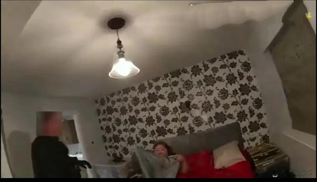 这个47岁的中年钱女士，
拿了数十亿英镑，
在英国买房子时候被苏格兰场盯上，
看