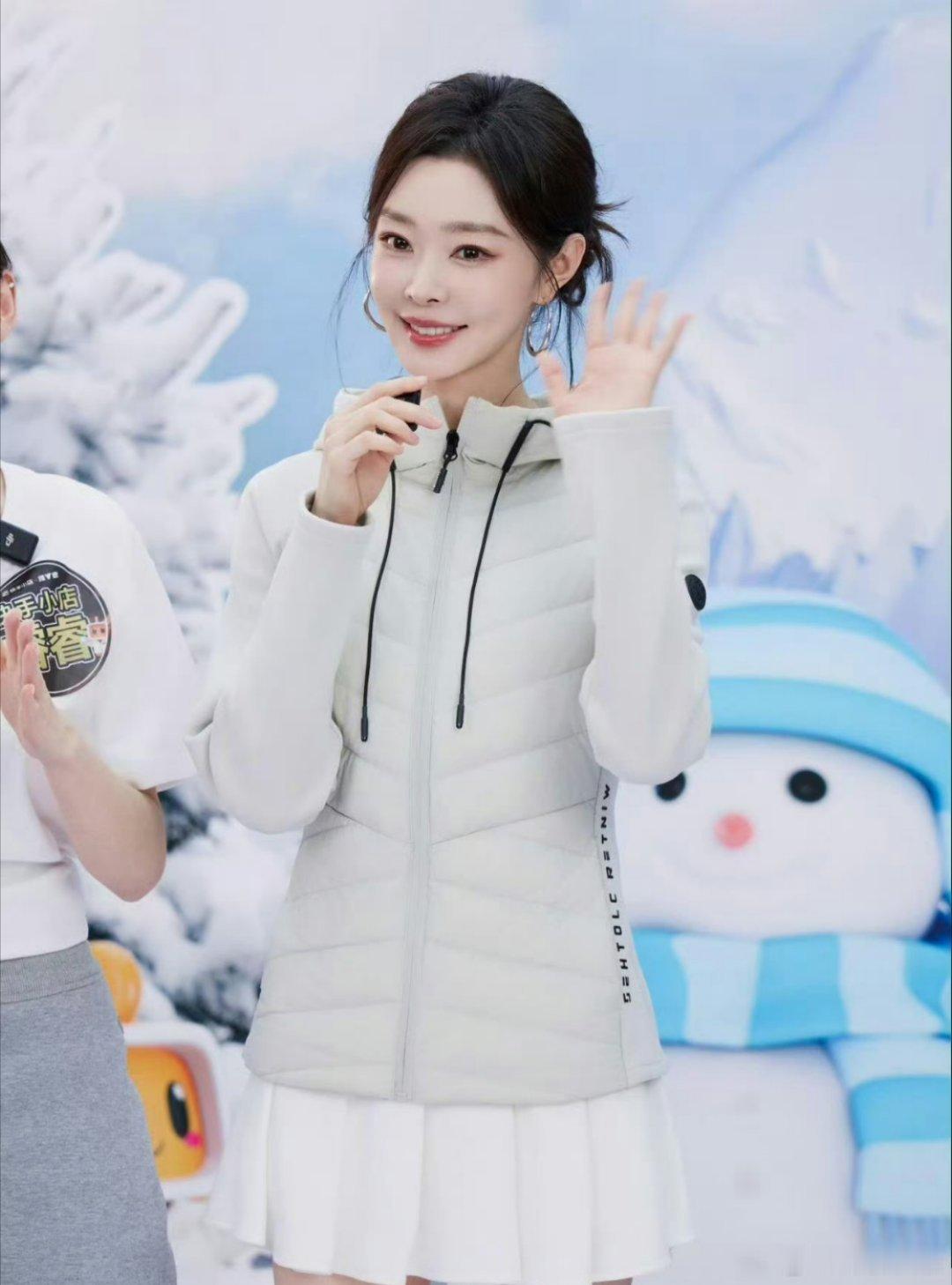 宋轶怎么美成这样了宋轶出席线下活动，她的脸蛋越来越美了，穿着羽绒服也显身材！ ​