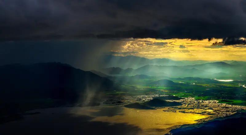 请对 对联讲究对仗工整、意境相衬。对于“雨洒五湖四海”，我觉得“花开万岭千山”是