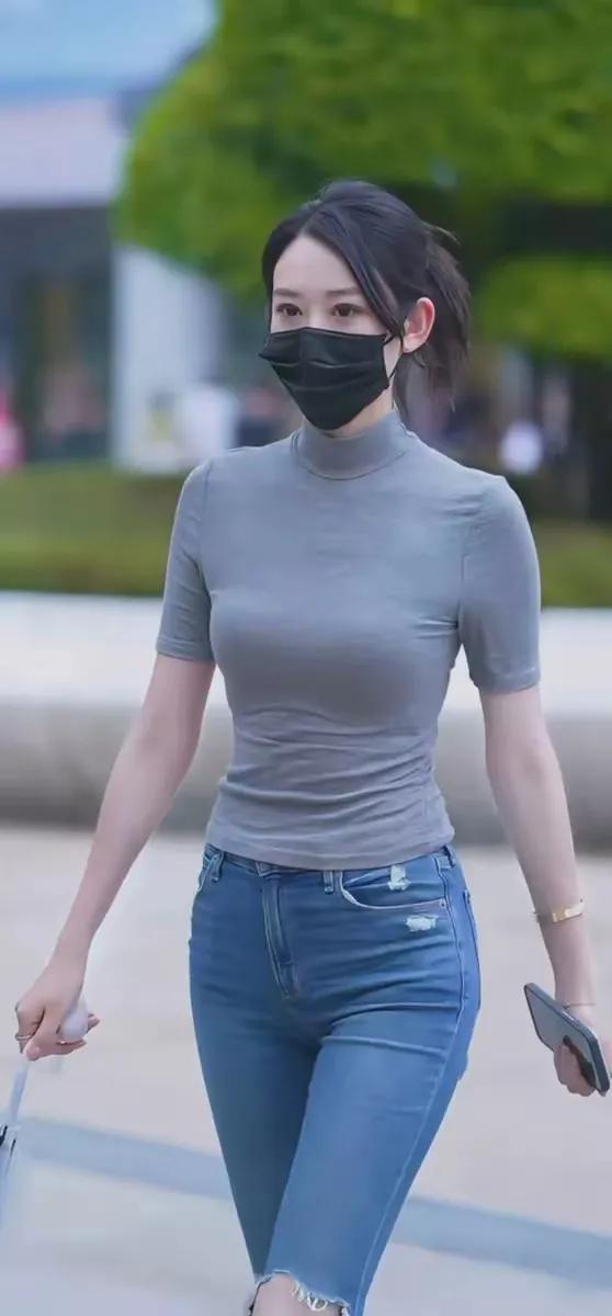 看她像不像一位美女明星？