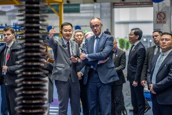 欧洲政客天天喊“去风险”，说要少依赖中国，可德国企业偏不买账，不光没撤资，还一个