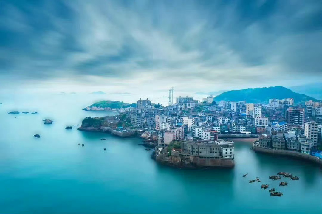 福州·奇达村｜在神仙小岛过几天原味生活      站在高处远远望去，蓝到发光的海