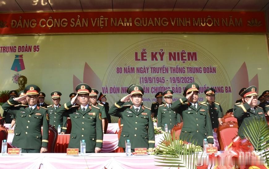 2025年9月19日上午，越军12军团325师95团举行仪式，纪念该团成立80周
