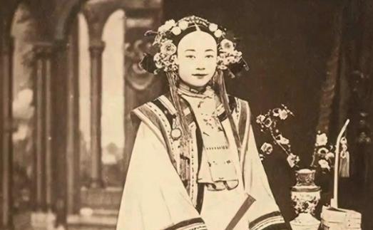 1881年，71岁的左宗棠娶了17岁的章怡做妾，新婚之夜，左宗棠掀起章怡的盖头，