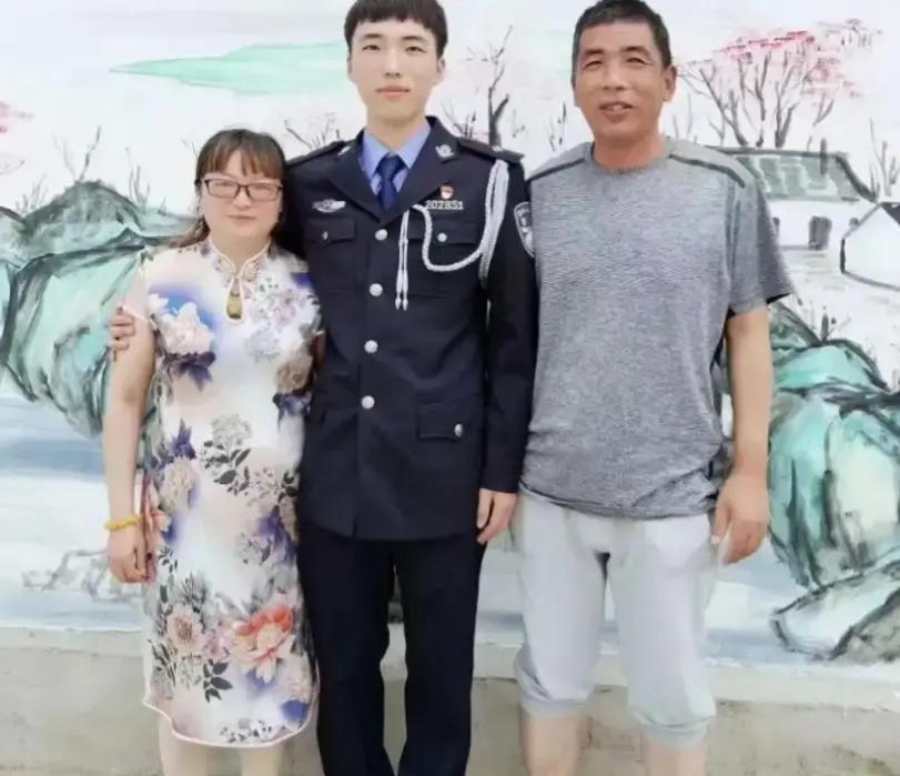 江苏一女子，儿子因公牺牲，她伤心欲绝，每天以泪洗面，2022年一天，她在商场，突
