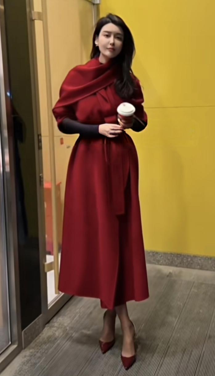 随手拍的最美丽的照片平安夜拍到一个漂亮女孩，一个人孤单地站在那里，可能是在等男朋