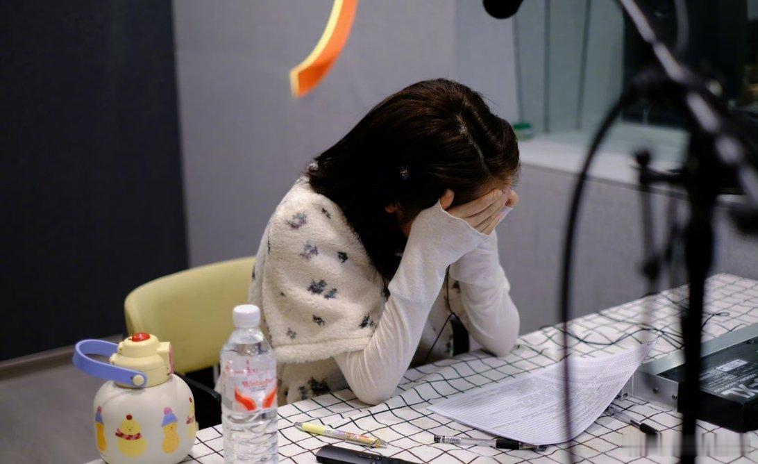 邢菲这组配音室随拍也太有戏了，从托腮沉思到捂脸崩溃，这情绪转换也太丝滑了吧～ 