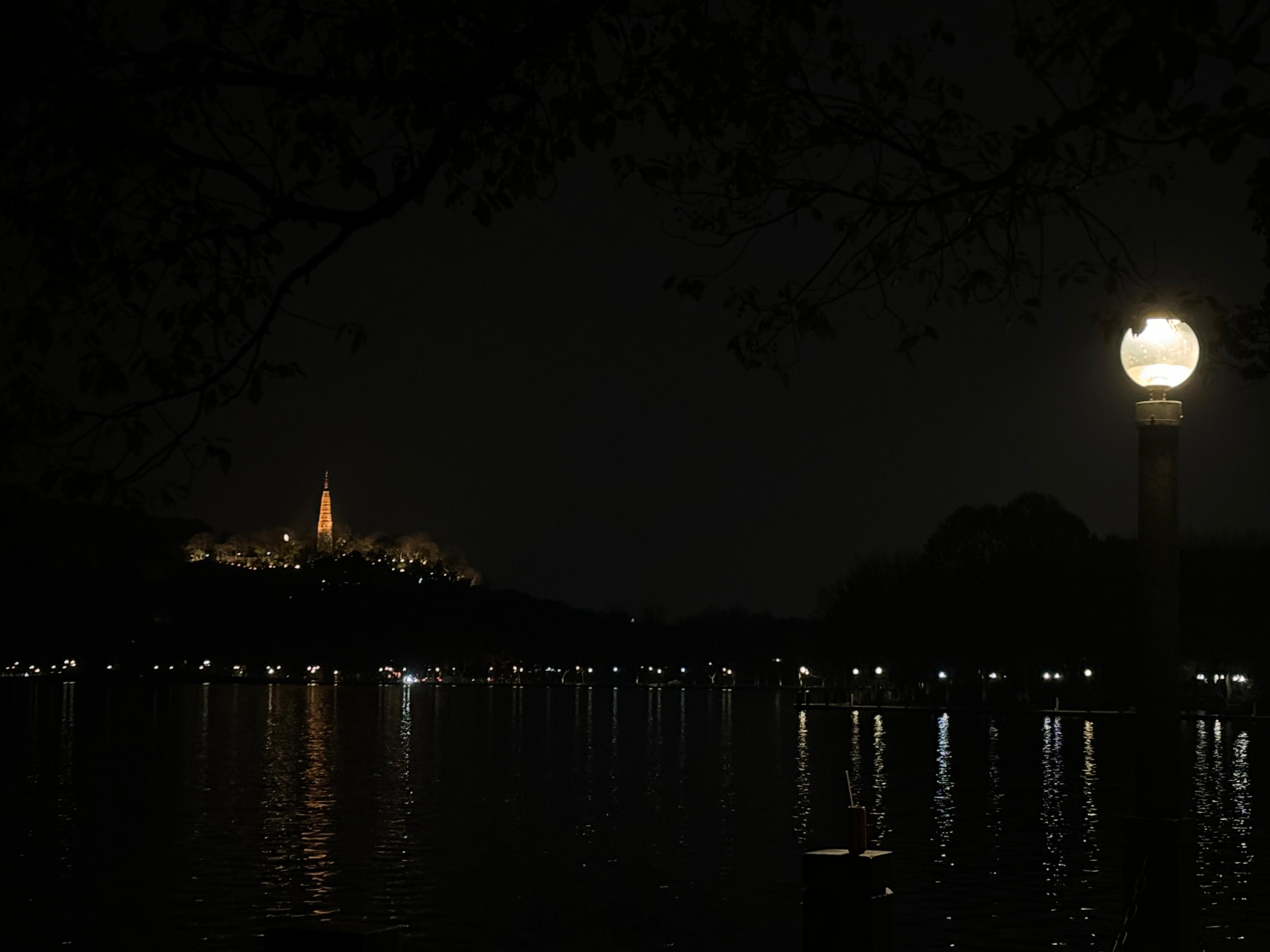 昨晚和朋友们夜游完西湖去比较火的「红帽叔叔包子」打了个卡，新年开门第一天排队1小