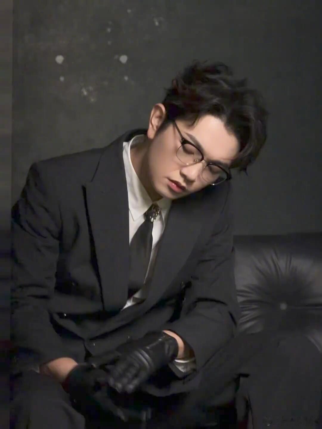 让一让张凌赫保镖来了 谁还没看这段！颜人中王赫野走秀也太有范儿了，全场都得让一让