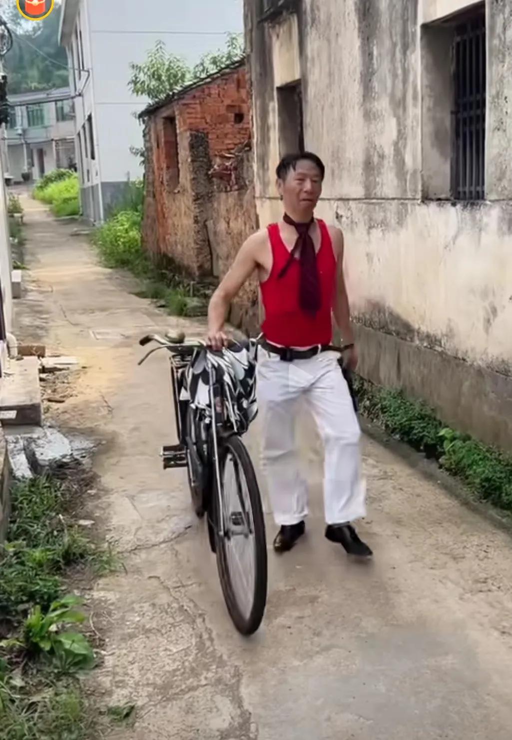 九十年代帅哥的标配：凤凰牌自行车、PP机、大哥大、三接头皮鞋、金利来领带、花村衫