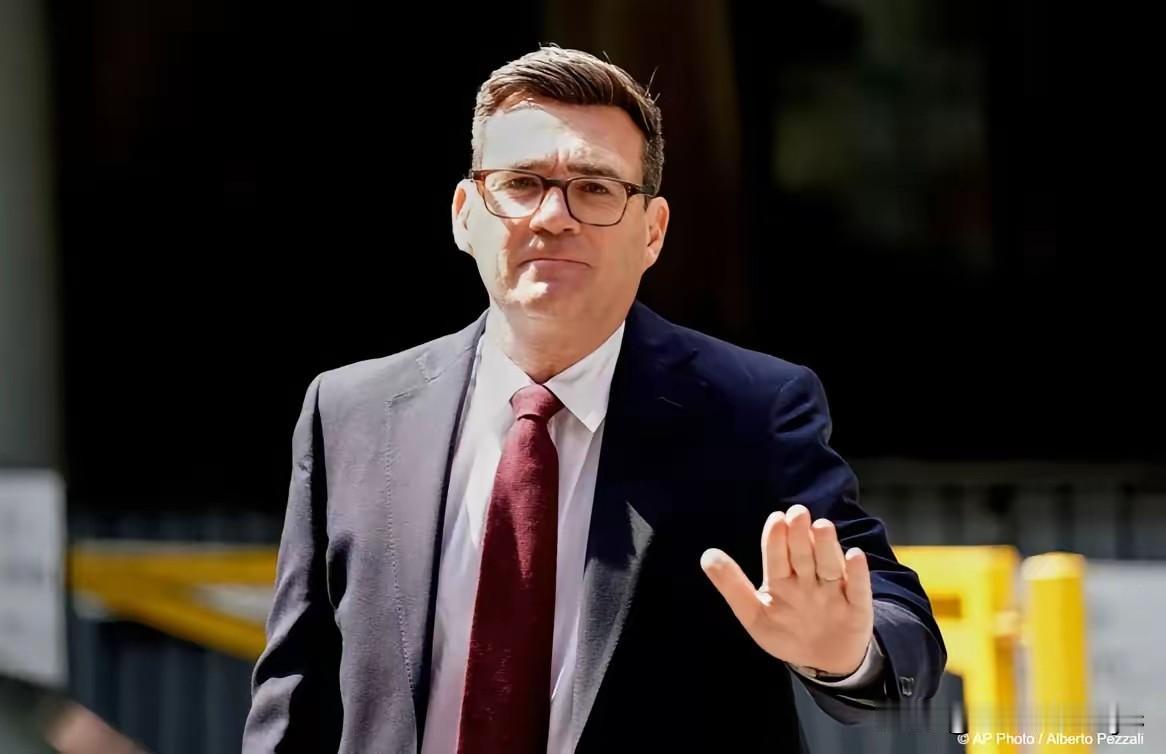 。他接手的是一个深陷“政治衰败”与结构性困境的国家，其面临的最大挑战并非单一问题