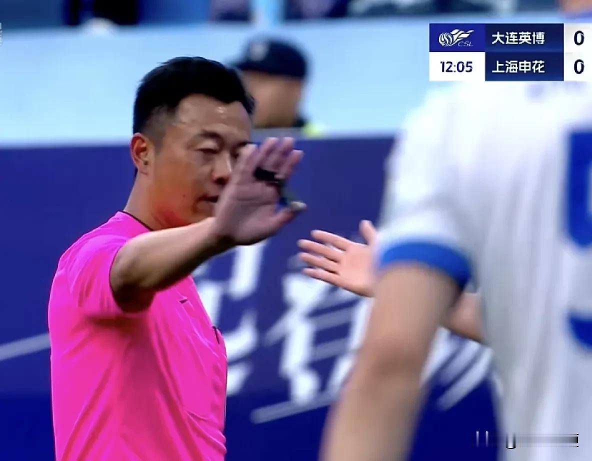 这个禁区内手球不给点球？！中超再现争议判罚！大连英博貌似又吃了一个哑巴亏[流泪]