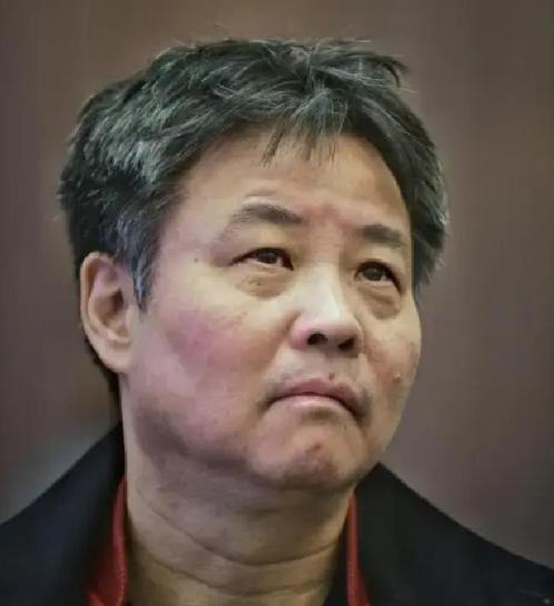 1991年，31岁的余华在北京初遇“红颜知己”陈虹，回家后，他毅然和发妻离婚，带