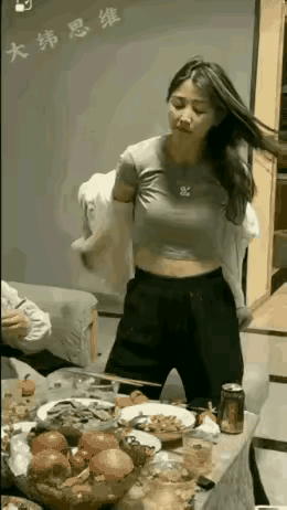 你服了吗？
谁说女子不如男，在这儿可是最好的见证吧？老爸饭后吃个苹果，一个有点儿