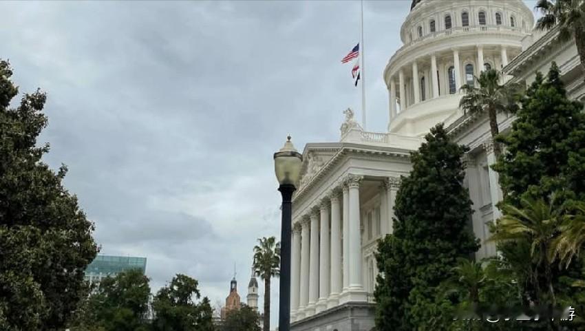 很多人喜欢盯着加州的各种问题，却刻意忽略背后真正的原因。加州近年不但没有衰退，反