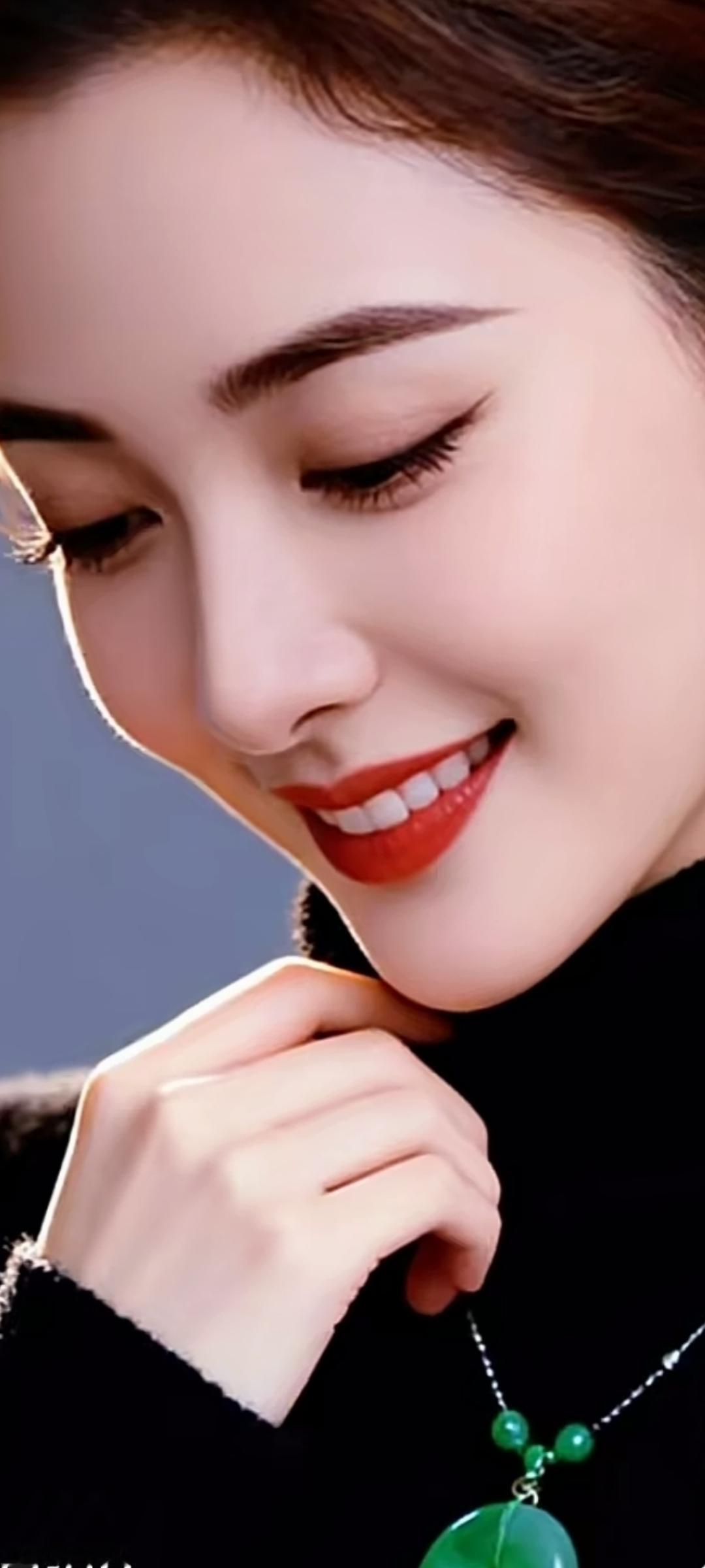 温柔微笑，绿宝石项链，优雅气质，完美搭配