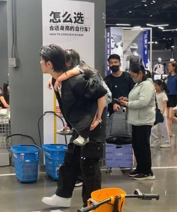 偶遇郭碧婷向佐带娃游乐场路透太有烟火气，向佐郭碧婷陪孩子出门，夫妻俩各自低头看手