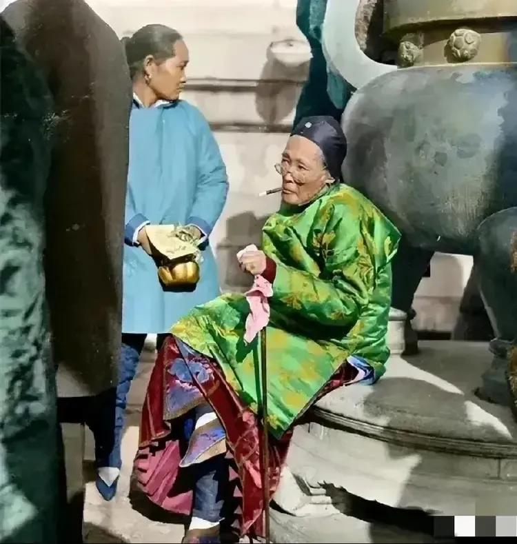 贫富差距从古到今都有！


看这仆人陪着主家婆去逛街，主家婆坐在那歇着，翘着个三