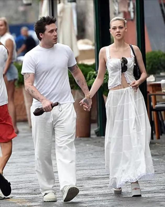 大布和新妻子好恩爱，意大利度假手牵手像连体衣婴儿，小娇妻穿露腰白裙好撩人！
贝克