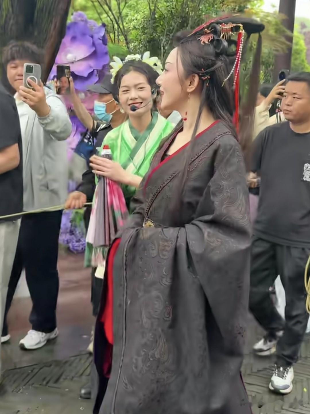 我很想告诉宿迁文旅，红花固然好看，绿叶也不可缺少，好好培养这个全程陪同李依晓的绿