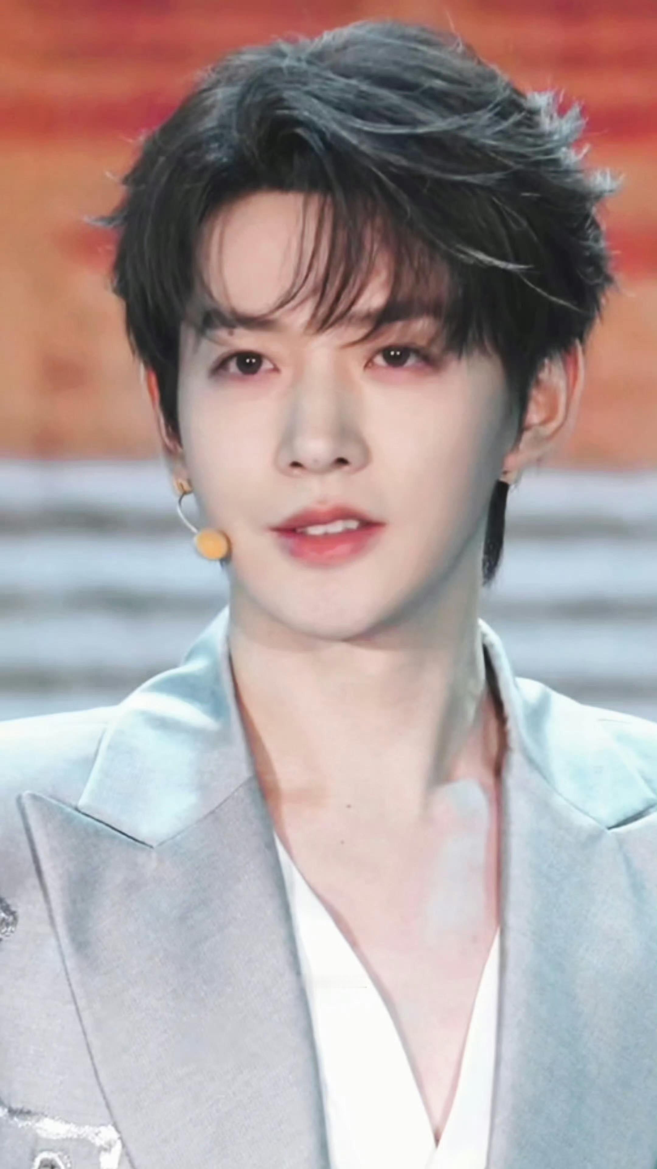 邓为首登央视跨年 根正苗红的邓为，这么正的一张脸，太适合在电视荧屏看到啦，无比期