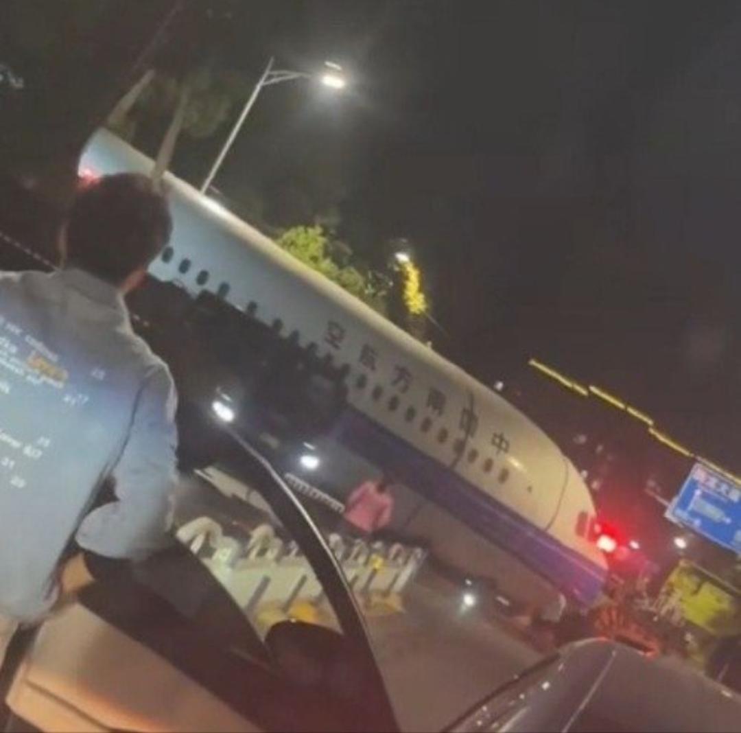 嘿，你听说了吗？最近网上热乎着呢，武汉街头居然惊现大飞机！
视频里能看到，大晚上