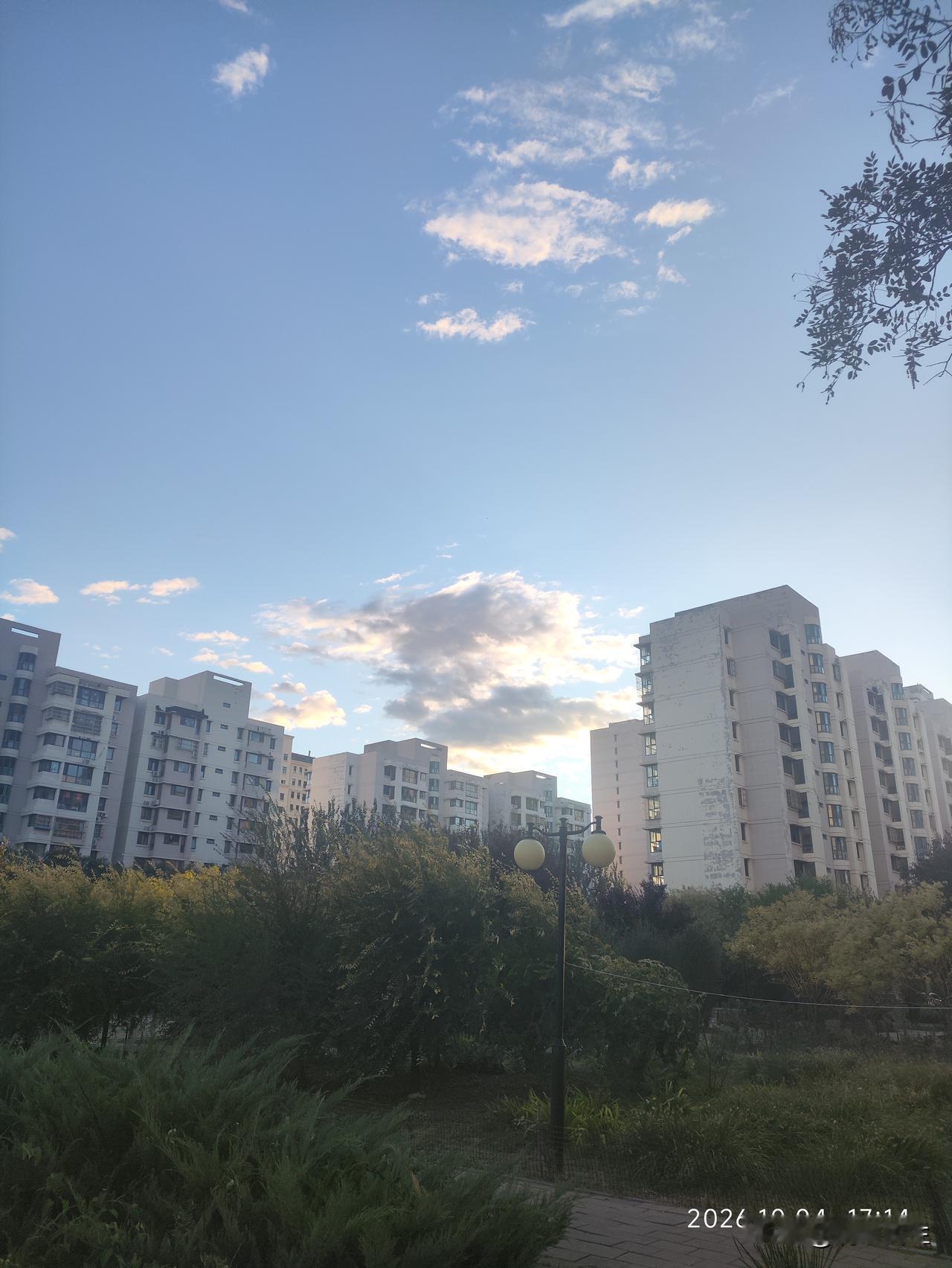 国庆假期不凑热闹，哪儿也不去。人多嘈杂，不如在家附近慢慢转转。
不必奔赴远方，眼