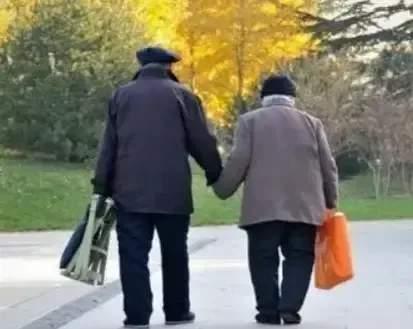 现在的情况是：有人是养儿防老，有人是老了防儿。

现在养儿防老成了一种精神寄托，