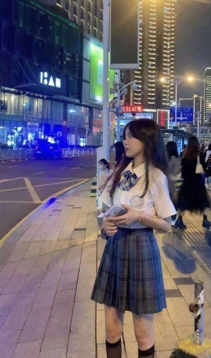十五岁的表妹每天穿成这样，正常吗？