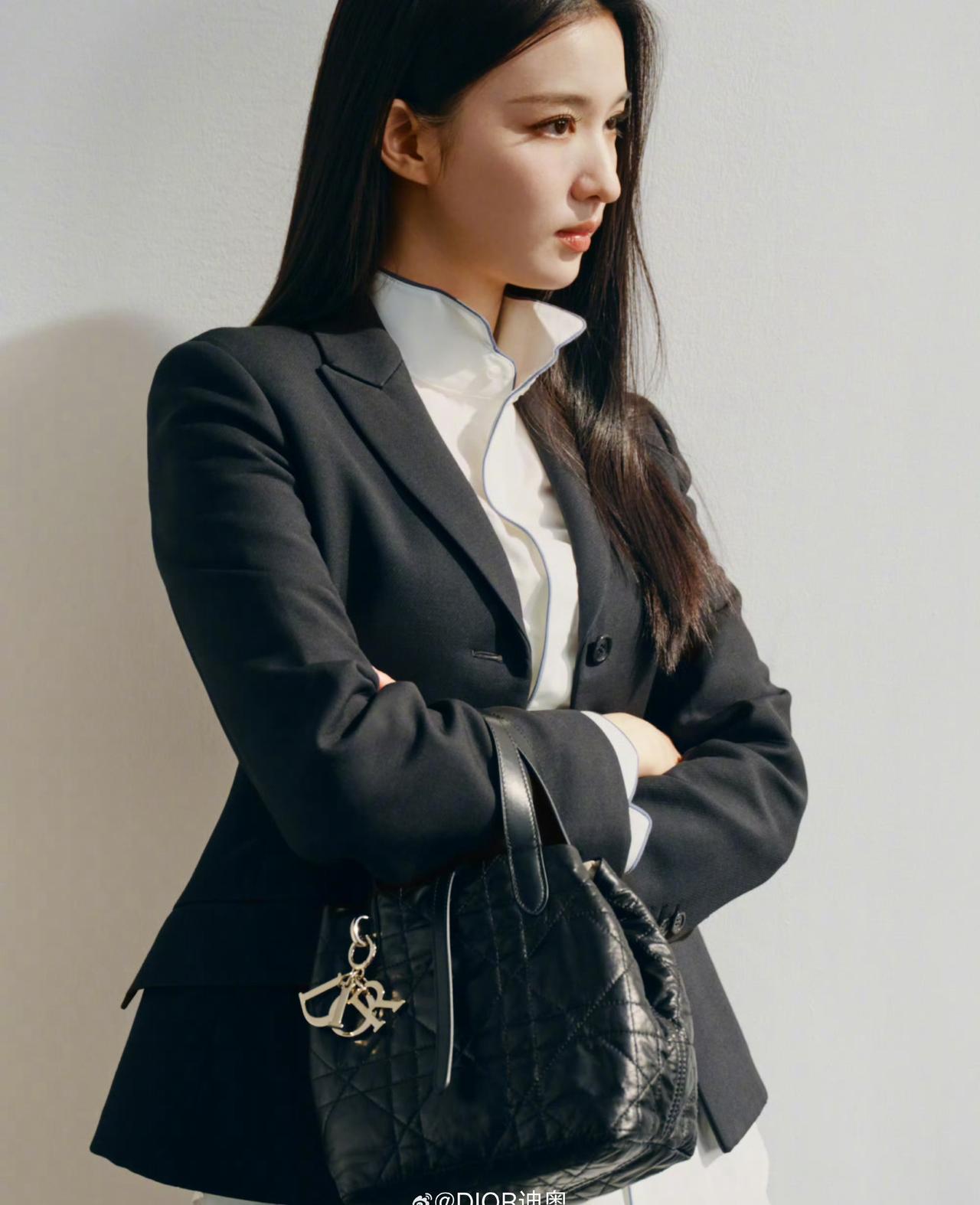 王楚然超话 👜王楚然这一秒过火 👜迪奥品牌大使王楚然 

经典藤格纹镌刻品牌