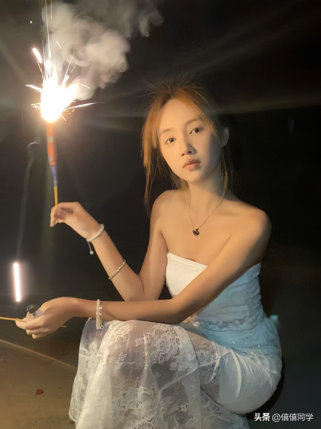 “夜色如墨，烟花映美人”，这画面简直绝了！就像迪丽热巴在《开推 3》花絮里那样，