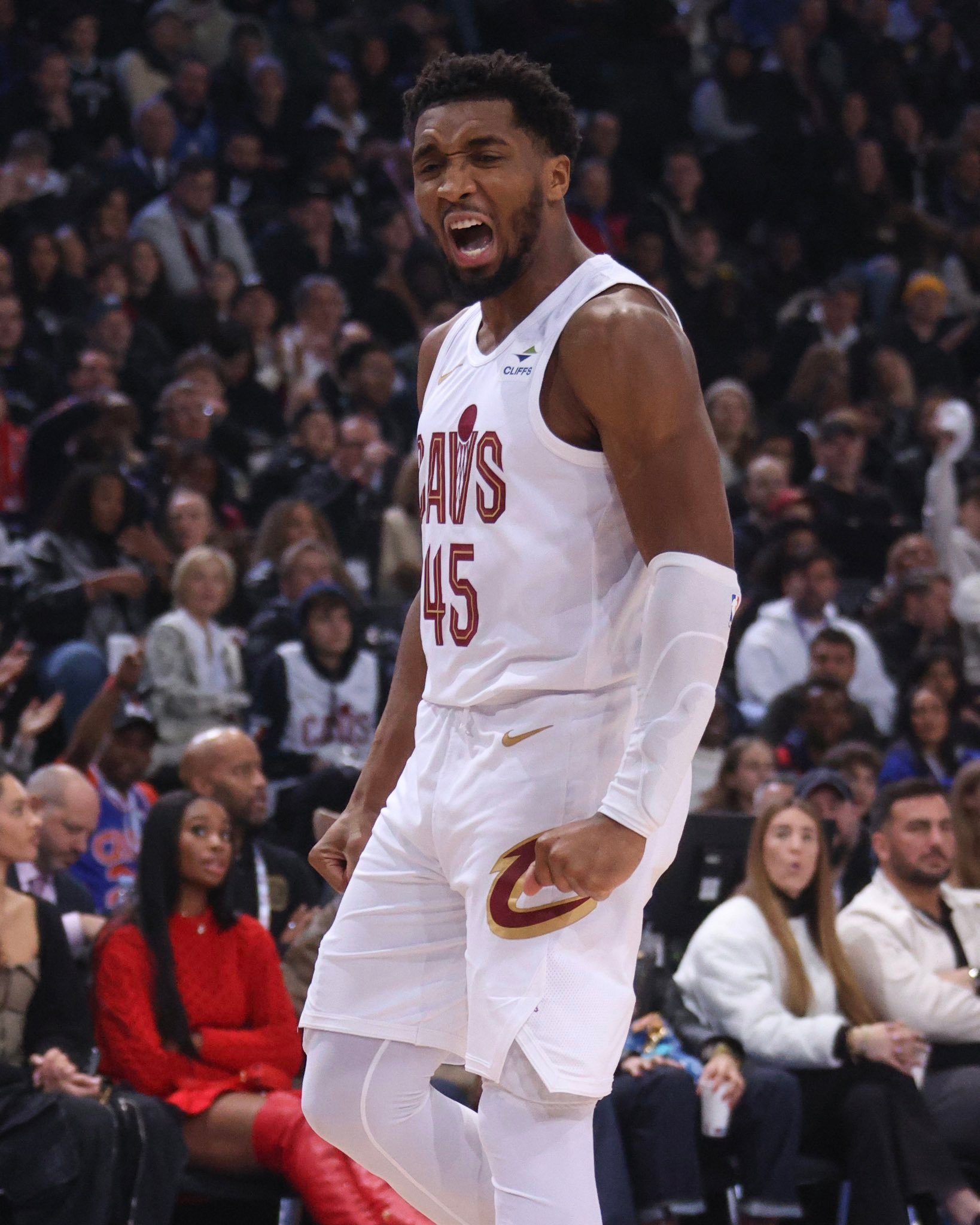 什么水平？本赛季至今的米切尔……——场均出战33.5分钟——爆砍28.5分4.5