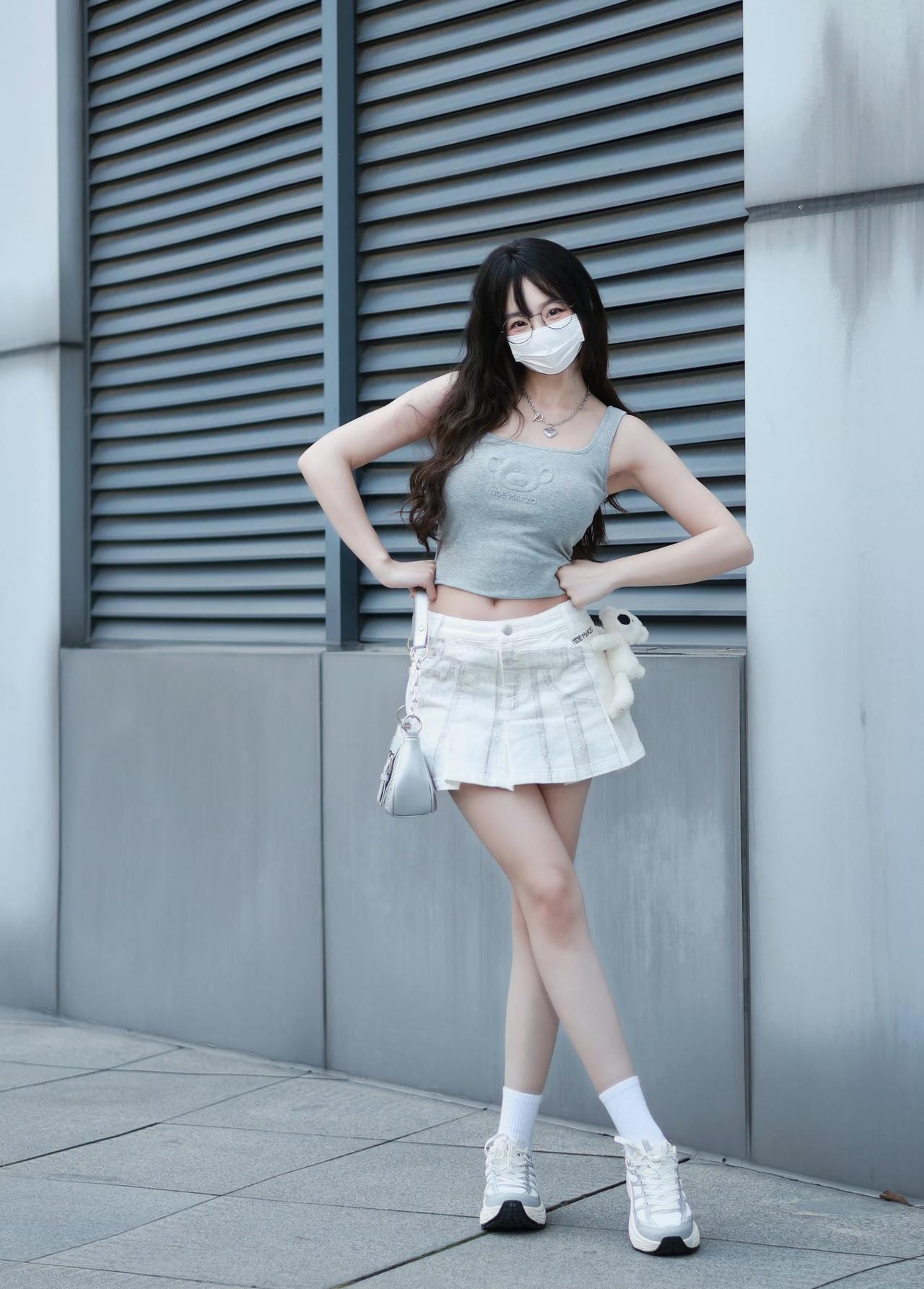 甜酷少女风的日常出街造型，清爽又有细节感！
 
浅灰短款背心+白色百褶裙，搭配小