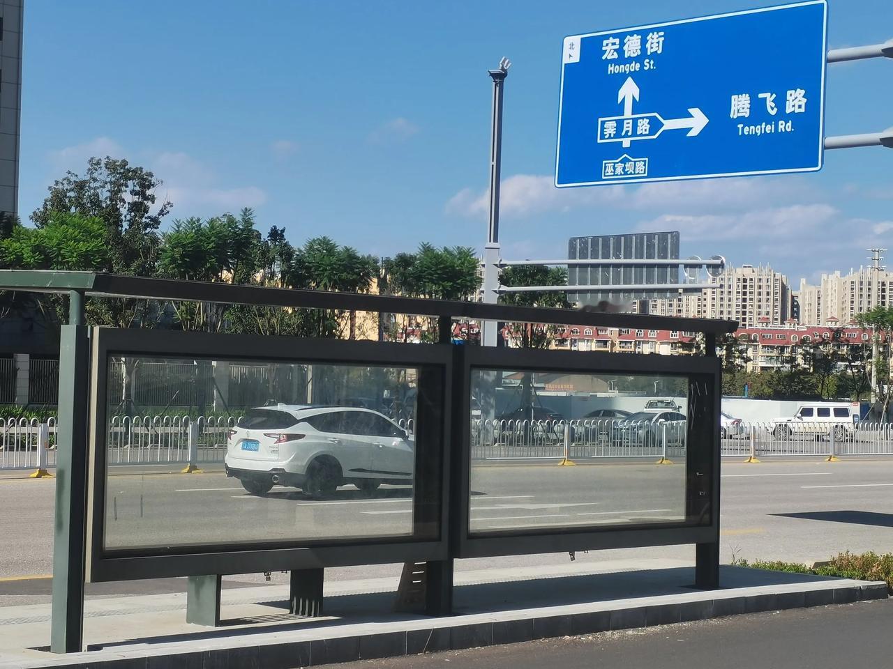 巫家坝路（即以前大家口中的飞虎大通道）云锦东方到招商公园大道上都在装公交车站台的