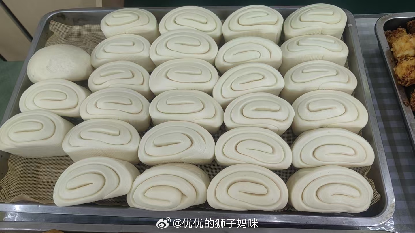 今天食堂的面食又升级了，红糖馒头、千层豆沙卷超级好吃，还有大黄米烙，配上酸菜汤吃