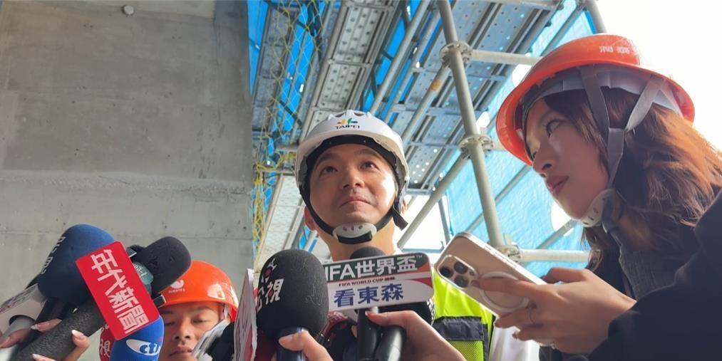 昨天智慧城市论坛那幕挺有意思——三家市长同台，记者追着陈其迈问年底辅选的事儿，他