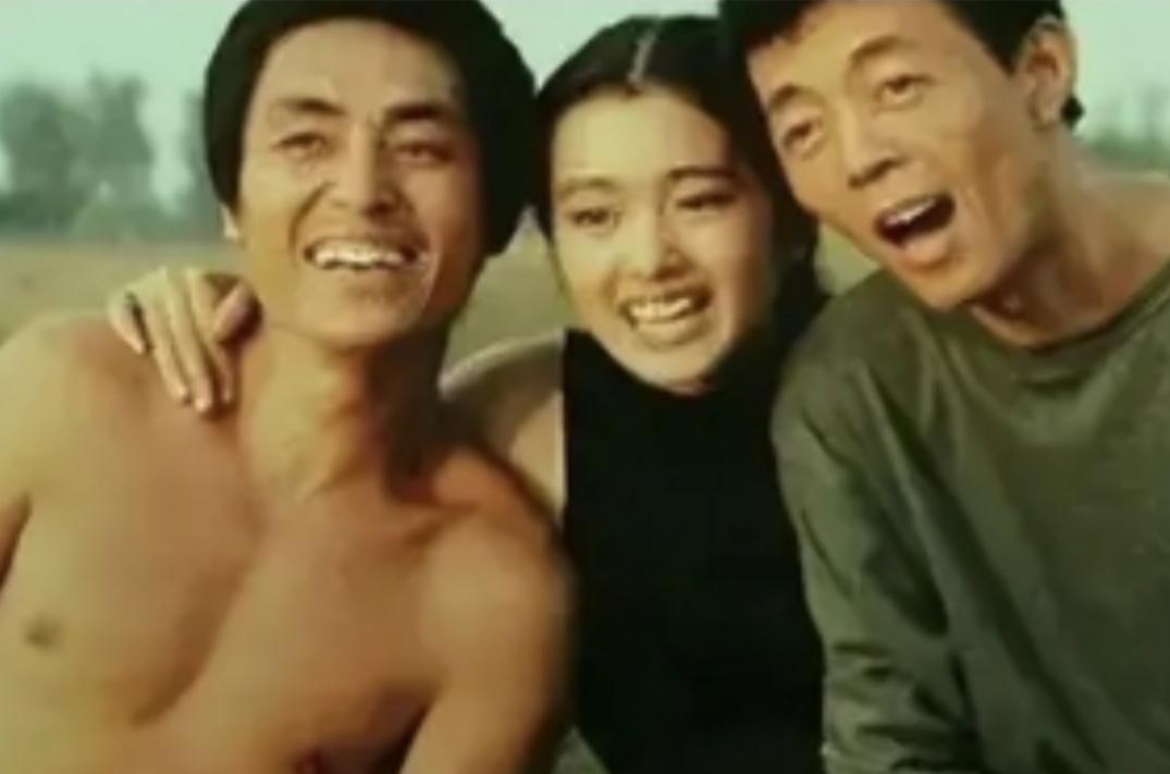 两个北京电影学院摄影系科班毕业的张艺谋和顾长卫，后来都转行当了非常成功的电影大导