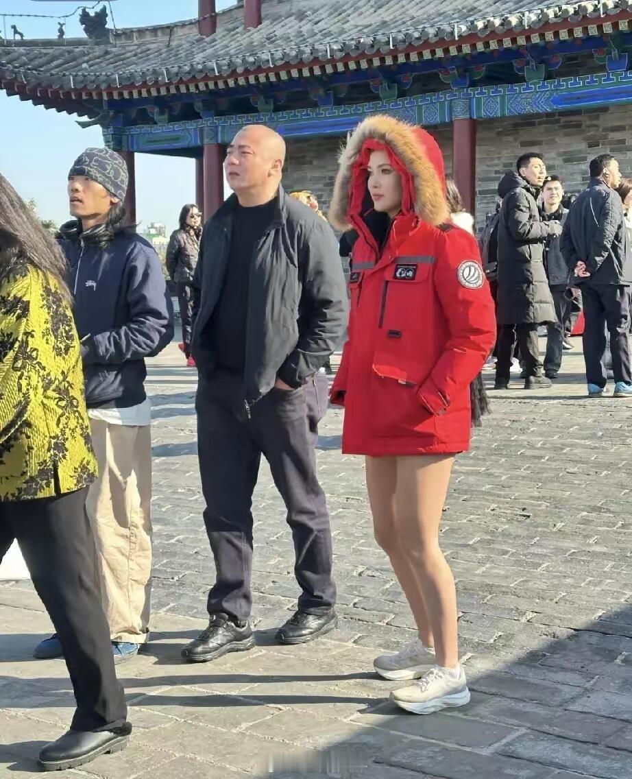 谷爱凌光着大腿美丽又冻人🔻近日我国著名的冬奥冠军谷爱凌一身红妆打扮，现身于西安