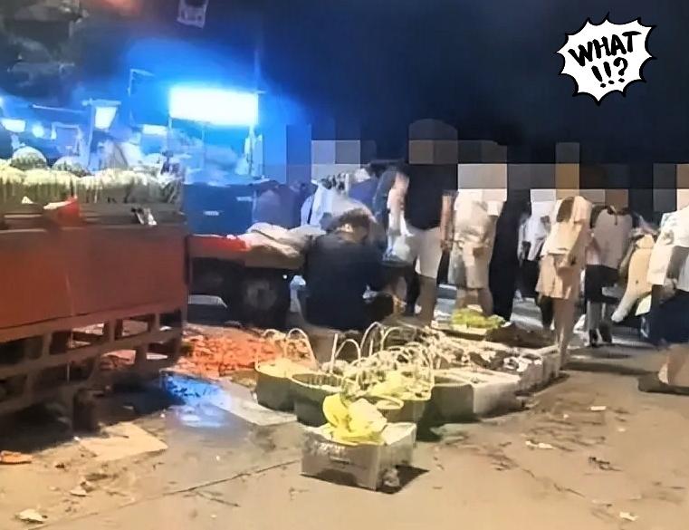 整场事件最戳心的，莫过于摊主被西瓜接连砸向头部时全程默然承受的模样，旁人看着满心