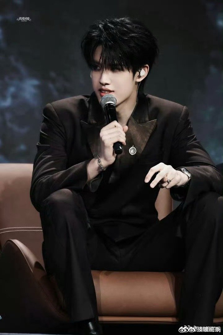 张极在跑车上吃猪脚饭 张极这波操作太真实了，跑车是跑车，但该吃猪脚饭的时候一点都