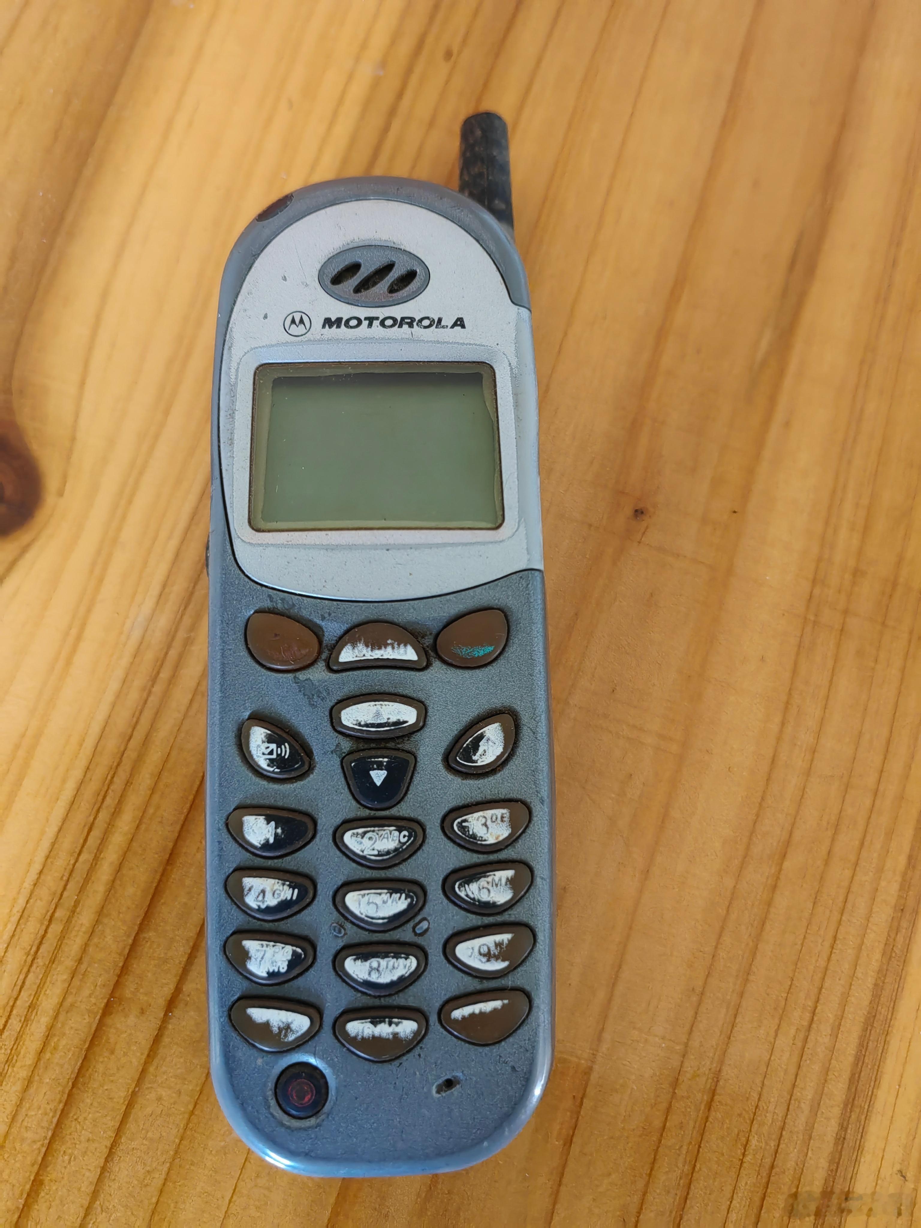 今天在老家无意中翻出一个旧手机，一部摩托罗拉直屏手机，它是我人生中的第一部手机。