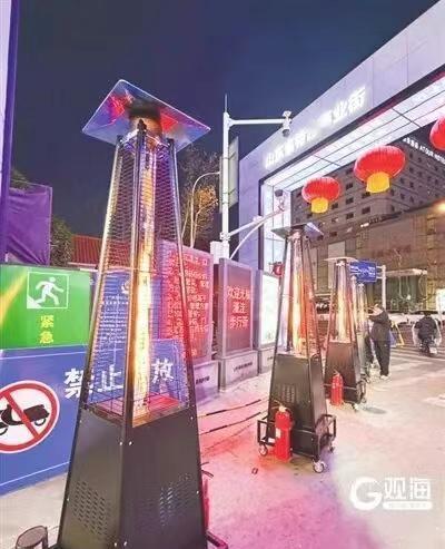 全省首个！青岛这条商业街室外“供暖”了，市民：真的很暖和！
火炉+篝火！
青岛濠